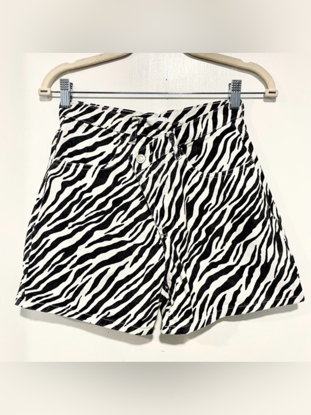 Isalis Zebra Print Denim Shorts Crisscross Button Fly 100%‎ Cotton Sz S/26.